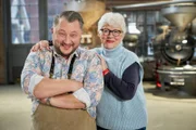 Die Liebe zu selbst gekochtem, frischem Essen wurde Sebastian Lege in die Wiege gelegt. Mutter Ute Lege präsentiert in der Sendung ihr liebstes Hühnerfrikassee-Rezept. Sebastian Lege baut die Industrie-Variante des Gerichts nach.