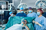 Die drei Ärzte müssen Dr. Hammersteins Schädel-Hirn-Trauma operativ versorgen. V.l.n.r. Komprse, Dr. Marc Lindner, Ben Ahlbeck, Dr. Paul Hammerstein, Dr. Franziska Ruhland.
