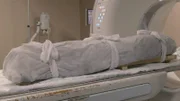 Alte Mumie trifft auf moderne Medizintechnik. In Assuan soll ein CT-Gerät einer 3800 Jahre alten Mumie ihre Geheimnisse entlocken.
