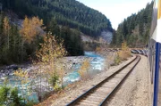 Ausblick aus dem Zug "Rocky Mountaineer" entlang des Fraser Rivers in den Rocky Mountains.