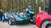 Eine Yamaha Diversion 900 mit Beiwagen in einer Reihe historischer Motorradgespanne.