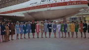 Jung, modebewusst und sexy: Die Flugbegleiterinnen und Flugbegleiter sind in den 70er Jahren stolz, für Braniff zu arbeiten.