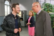Polizeidirektor Achtziger (Alexander Duda, r.) begrüßt den Pathologen Sebastian Kratzer (Michael Baral, l.), was Marie Hofer (Karin Thaler, M.) mit Interesse verfolgt.