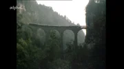 Der Zug, der als Gletscher-Express bezeichnet wird, fährt in den Sommermonaten von St. Moritz im Engadin quer durch die Alpen nach Zermatt im Wallis und umgekehrt.