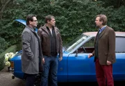 ARD HEITER BIS TÖDLICH - MORDEN IM NORDEN FOLGE 37, "Blumenopfer" (Wh.), am Dienstag (23.12.14) um 18:00 Uhr im ERSTEN. Holger Pohl (Steffen Münster, r.) ist aufgebracht, als Lars Englen (Ingo Naujoks, l.) und Finn Kiesewetter (Sven Martinek, M.) seinen Sohn für verdächtig halten.