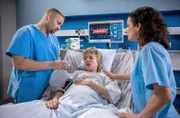 Leyla Sherbaz (Sanam Afrashteh) denkt, dass Matteo Moreau (Mike Adler) befangen ist, da die Patientin Judith Kirchner (Henriette Nagel) seiner verstorbenen Frau sehr ähnlich sieht.