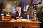 Harald Lesch in der Wunderkammer der Antikensammlung der Universität Erlangen. Hier moderiert er neue Folgen der "Ungelösten Fälle der Archäologie".