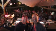 Tobi Kämmerer besucht das Ours-Festival im Blauen Wasser mit DJ Sascha Lebemann (re.).