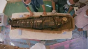 Die Hieroglyphen verraten, ob im Sarg eine Frau oder ein Mann begraben sind. Beginnt der Name mit Ta: steht es für eine Frau. Ba für einen Mann.