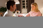 Jochen Kauth macht Sophie Haas bei einem romantischen Abendessen einen Heiratsantrag