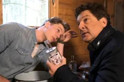 Dr. Christian Kleist (Francis Fulton Smith, r.) findet Lenny Krause (Richard Kreutz, l.) mit dem gepantschten Alkohol in der Waldhütte.