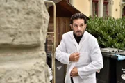 Fernsehkoch Eckehard Prinz (Tayfun Baydar) schleicht heimlich zu Nana von Lohe in die Schönheitsklinik.