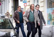 ARD HEITER BIS TÖDLICH - MORDEN IM NORDEN, aucht neue Folgen, FOLGE 39, "Süße Rache" (Wh.), am Dienstag um 18:50 Uhr im ERSTEN. Das Lübecker Ermittlerteam Finn Kiesewetter (Sven Martinek, 2.v.l.) und Lars Englen (Ingo Naujoks, r.) müssen den Kioskbesitzer Dieter Bannow (Jürgen Rißmann, 2.v.r.) informieren, dass sein Enkel vergiftet worden ist (mit Suzan Anbeh, l.).