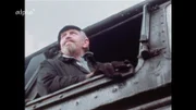 Die Dampflok 051 784-7, hier in einer Aufnahme aus dem Jahr 1974, ist eine der letzten ihrer Art - kurz darauf wurde auch sie ausgemustert, um Diesel- und Elektroloks Platz zu machen. Im Bild: der Lokführer behält den Überblick.