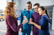 Was für einen Plan hecken die vier Assistenzärzte (v.l.n.r.) Tamar Hummel (Linda Kummer), Ivo Maric (Jakob D'Aprile), Oliver Probst (Arne Kertész) und Sofia Galura (Olivia Papoli-Barawati) nun wieder aus?