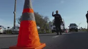 Die Polizei hält die Autos an