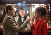 Lars Englen (Ingo Naujoks, l.) erinnert sich, das Mordopfer Ruby Engel (Violetta Fazjija, r.) an der Hotelbar getroffen zu haben. Sie war die Freundin des Barkeepers Max (Josef Heynert, M.), hat aber auch Kontakt zu fremden Männern gesucht.