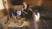 Beim Bergen von Mumien ist Fingerspitzengefühl gefragt. Jeder Fehler könnte wertvolle Spuren vernichten.