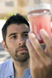Dr. Javier Ferna?ndez-Lozano mit einer BBC-Probe des "Blutregens".