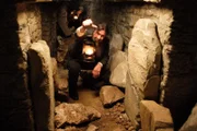 Isidoro Falchi (Markus Graf, vorne) und sein Sohn (Jan Battek) in einem Etruskergrab.