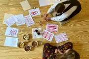 Reporterin Milena Pieper malt gemeinsam mit Britta Wiebe von Vulvani mit Menstruationsblut (c) Celine Schäfer.