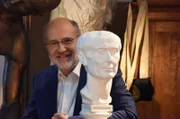 Harald Lesch und eine Büste von Julius Cäsar, der persönlich eine Geheimschrift entwickelt hat.