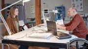 Die Lage ist ernst: Dr. Chris Wegner (Simon Schwarz) möchte mit Vicky Röver (Jessica Ginkel) sprechen.