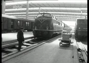 Der Münchner Hauptbahnhof im Jahr 1966. Im Vordergrund: eine Diesellokomotive der legendären Baureihe V 200.