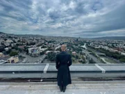 Nach dem Abchasien-Krieg zwischen 1992 und 1993 wächst Natia Todua in einer Flüchtlingsunterkunft in Tiflis auf. Etwa 250.000 Menschen werden infolge des Konflikts zu Vertriebenen im eigenen Land.