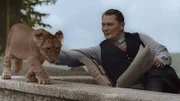 Hermann Göring posiert mit seinem Löwen Caesar für die Kameras der NS-Propaganda. (Kolorierte Aufnahme)