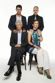 Die Familie Broda (v.l.n.r.): Jonas (Roy Peter Link), Robert (Mathieu Carrière), Gerrit (Lars Löllmann), Natascha (Franziska Matthus)