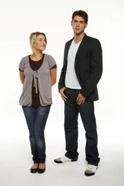 Als Anna (Jeanette Biedermann, l.) Jonas Broda (Roy Peter Link, r.) begegnet, will sie nur noch eines: in seiner Nähe sein.