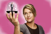 "Anna und die Liebe": Als Anna (Jeanette Biedermann) Jonas Broda (Roy Peter Link, in der Schneekugel) begegnet, will sie nur noch eines: in seiner Nähe sein. Doch ihre Halbschwester ist ihr bereits zuvorgekommen. Wird Jonas eines Tages feststellen, dass nur Anna die Richtige für ihn ist...?