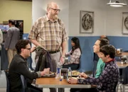 Obwohl es Sheldon (Jim Parsons) unerwarteter Weise Spaß macht, mit Bert (Brian Posehn) an einem Geologieprojekt zu arbeiten, ist es ihm Leonard (Johnny Galecki) und Howard (Simon Helberg) gegenüber peinlich, dass er sich mit der angeblich "niederen" Wissenschaft beschäftigt ...