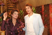 Mit nicht ganz noblen Absichten becirct Alex (Shai Hoffmann, r.) Sophie (Gabrielle Scharnitzky, l.).