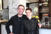 Für Jan (l.) steht nicht nur der Fortbestand der "Brasserie & Bar Prisma" auf dem Spiel, sondern auch seine Freundschaft zu Stefan, mit dem er das Lokal gemeinsam betreibt. Köchin Tanja Müller (r.) ist bereit, die Vorschläge und Anregungen von Sternekoch Frank Rosin umzusetzen, um das "Prisma" am Leben zu erhalten ...