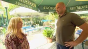 Julia Leischik (l.) steht Dana zur Seite. Diese möchte endlich ihren Vater, den sie seit Kindestagen nicht mehr gesehen hat, finden. Doch wird es Julia gelingen?