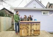 Anders als bei ihrer bisherigen Arbeit, kaufen Mina (r.) und Karen (M.) nicht selbst ein Haus, das sie renovieren, sondern nehmen Hausbesitzer Andys (l.) Auftrag der Renovierung seiner Doppelhaushälfte an. Hilft ihnen der Voodoozauber, der das Haus angeblich umgibt?