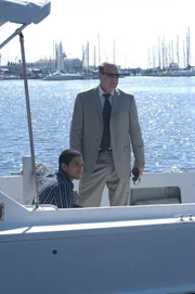Eric Delko (Adam Rodriguez, l.) und Detective Frank Tripp (Rex Linn, r.) werden zu einem Einsatz auf hoher See gerufen ...