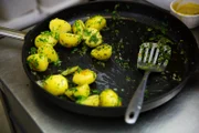 Mit viel Einsatz und neuen Gerichten versucht das Restaurant-Team, das "Alt Neuwerk" wieder interessanter zu machen ...