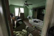 Die kleinen Zimmer des Hauses sind nicht nur renovierungsbedürftig, sondern müssen auch erstmal gründlich entrümpelt werden. Das erfordert starke Nerven ...