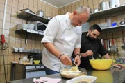 Frank Rosin (l.) verschlägt es nach Obertshausen in Hessen, wo Alessandro Moschella (r.) und seine Lebensgefährtin Ioanna Ioannidou ein kleines sizilianisches Restaurant in einer Tennishalle betreiben ...