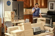 Auf Grund seiner kritischen finanziellen Lage, muss sich Raj (Kunal Nayyar) eine neue Bleibe suchen. Aber welcher seiner Freunde würde mit ihm zusammen leben wollen?