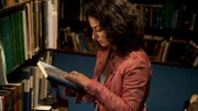 In einer alten Bibliothek versucht Yasemin (Sanam Afrashteh), dem Geheimnis der verschlüsselten Botschaften auf die Spur zu kommen.
