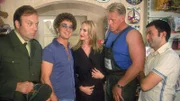 Da können Viktor (Waldemar Kobus, li.), Harry (Norbert Heisterkamp, 2.v.re.) und Murat (Fatih Cevikkollu, re.) nur staunen: Ihr Atze (Atze Schröder) kann sogar mit einem Supermodel (Feo Aladag)!