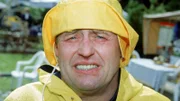 Benno (Willi Thomczyk) hat Heuschnupfen. Um den lästigen Pollen zu entgehen, setzt er sich mit einem Regenanzug unter den Rasensprenger.