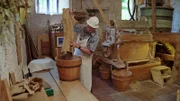 Person, die mit einem Tuch und einem Eimer arbeitet