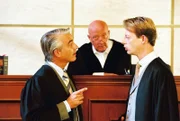 Zwischen Felix (Christoph M. Ohrt, l.) und seinem Juristenfreund Vanderheiden (Luc Veit, r.) kommt es vor dem vorsitzenden Richter Schubert (Wolf-Dietrich Berg, M.) zu einem wortreichen Kräftemessen. Schließlich geht es um das Sorgerecht für die Papageien Felix und Fanny ...