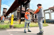 Die Stahlindustrie, hier das Werk von ArcelorMittal in Bremen, will ihre Produktion auf grünen Stahl umstellen. ARD-Wissen Presenterin Lena Ganschow besucht das Werk.