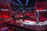 Moderator Jörg Pilawa (r.) mit den Kandidaten des Teams "Prinzen": Tobias Künzel (l.) und Sebastian Krummbiegel (2.v.l.), beide Sänger der Band "Die Prinzen", sowie dem Rateteprofi Eckard Freise (M.).